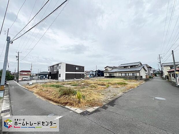 【前面道路含む現地写真】☆6~8号棟の前面道路☆
前面道路は道路幅も広く駐車もゆとりをもって行える環境になっています。お車の出し入れが苦手なママや小さなお子様にも安心です。舗装もされていてベビーカーや自転車で通っても快適!