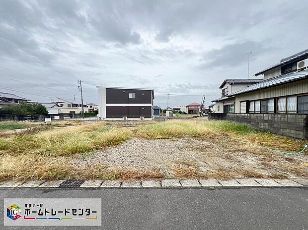【現地外観写真】☆8号棟外観写真☆
建物が独立しているため、マンションのように上下階や隣からの騒音を気にせずに済み、こちらも騒音などに関する苦情が来る心配をせずに済むため、お部屋でお子様が走り回っても安心です♪
