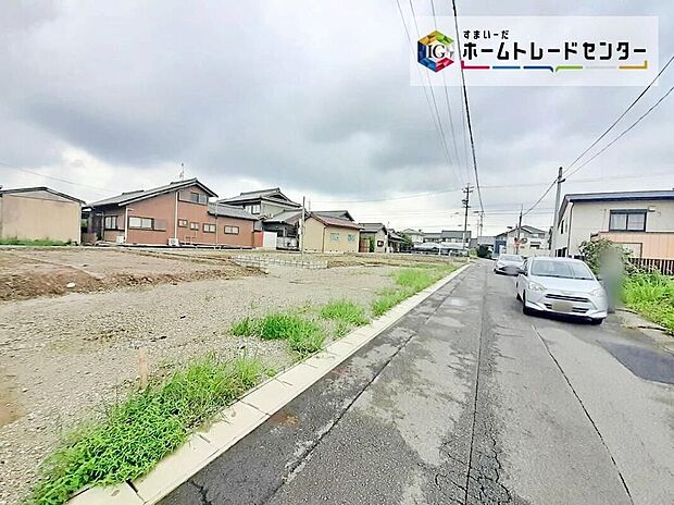 【前面道路含む現地写真】前面道路は、道路幅も広く、駐車もゆとりをもって行える環境になっています。お車の出し入れが苦手なママや小さなお子様にも安心ですね。舗装もされていて、ベビーカーや自転車で通っても快適に通行できます。