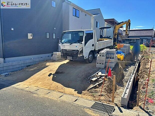 【現地外観写真】今なら建築中の様子をご覧になることができます♪地震に強いオリジナル工法を是非お確かめ下さい♪現地をご覧いただきながら、住まいの夢をお聞かせください。