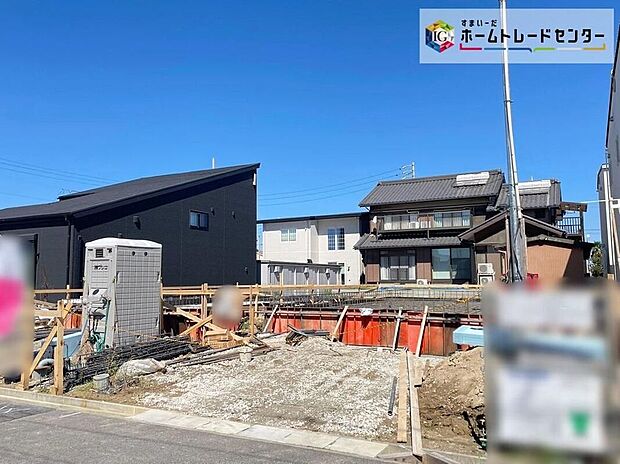 【現地外観写真】2号棟 穏やかな空気の流れる落ち着いた住環境です。ぜひ、現地へ足をお運びいただき実際の環境・陽当たりをご確認下さいませ♪