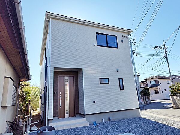 お車３台分の駐車スペースをご用意いたしました！前面の道路は車の往来が少ない道となっておりますので、小さなお子様のいるご家庭も安心です♪