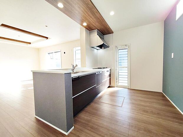 対面キッチンです。人気の対面キッチンは小さいお子様から目を離さずにお料理できるので安心です。

