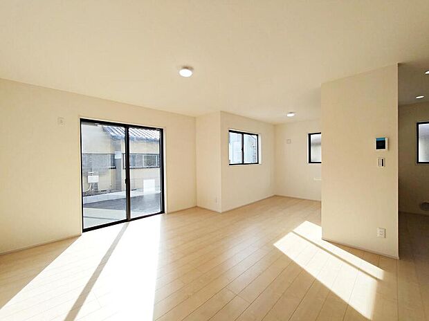 ワイドな窓が広がる、明るいリビングダイニング。光も、風も、家族になる。のびのび暮らせる、広々18畳！