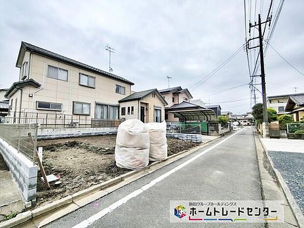 【2026年4月撮影】
小学校徒歩10分圏内の子育てしやすい住環境。周辺交通量も少なく、落ち着いた街並みの中で安心して新生活を始められます。