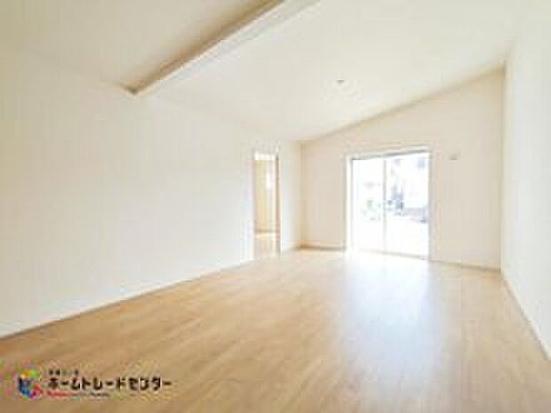 【リビング】☆1号棟☆縦長で奥行きのあるリビングは、家具の配置がしやすく使い勝手が非常に良いです。特にソファを配置した時にその便利さがお分かりいただけると思います