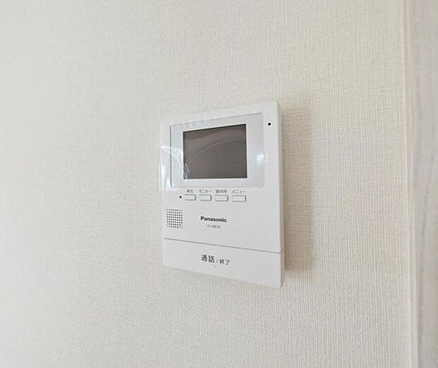 【【TVモニター付きインターホン】】録画機能もあり、どのような人が何時に来訪されたのかが分かります。防犯上はもちろん、お届け物などの把握にも便利です。ライトが付いているので、夜間でも安心です。