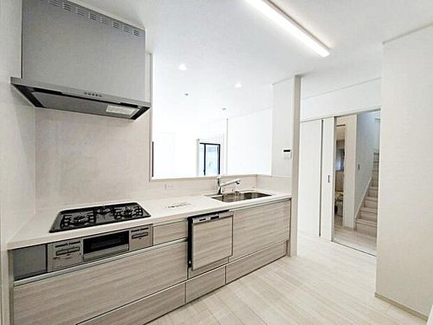 【【システムキッチン】】見栄えもよくお手入れもスムーズに出来ます。豊富な収納力もございますので、キッチンスペースをスッキリとお使い頂けそうです。