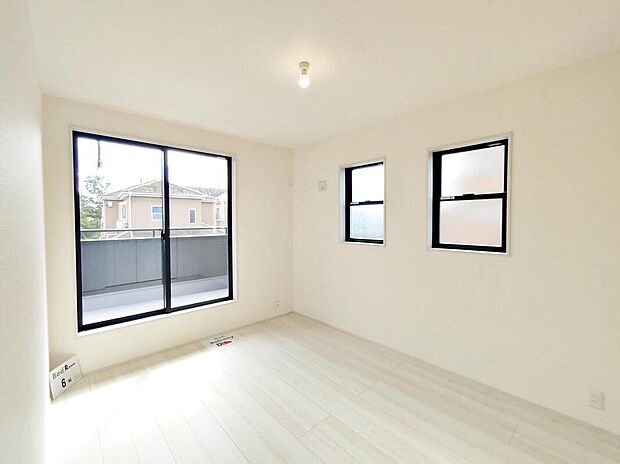 【リビング以外の居室】2面採光の洋室です。窓からの眺望もよくなり視界が広いので、部屋にいても飽きません、そしてもちろん大切なのは明るさと風通し、明るい日差しと心地よい風で自分のお部屋でくつろげる贅沢をご提供します。