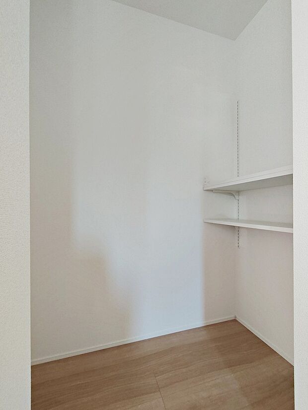 【【パントリー】】ミネラルウォーターや調味料など、まとめ買いしても置き場所の心配がいりません。育ちざかりのお子様を持つママにとっても嬉しいスペースです。