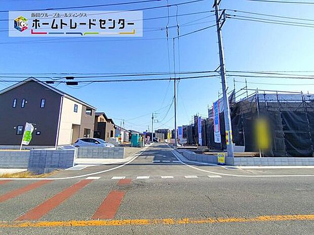 【前面道路含む現地写真】91坪を超える開放感溢れる土地をご用意いたしました。建物全体にはもちろん、駐車スペースやお庭にもゆとりがございます。今ならお好きなプランからお選びいただけます。