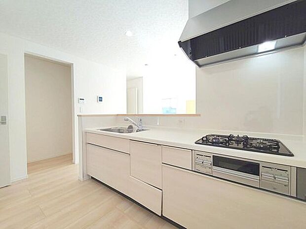 【キッチン】【5号棟】対面式システムキッチンです。パントリー隣接です。