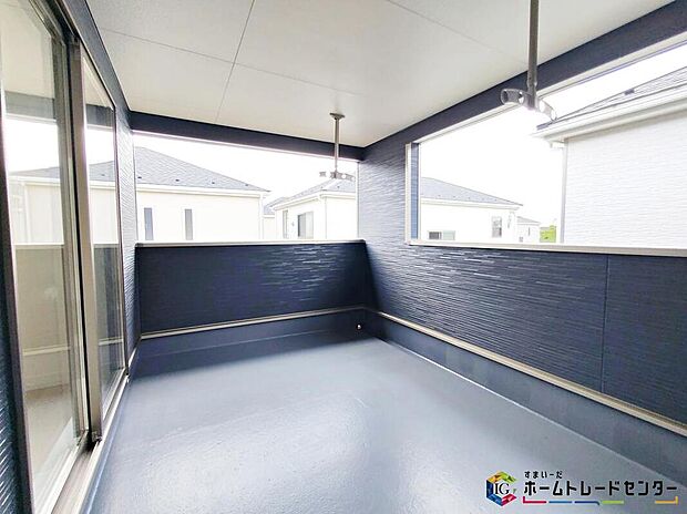 【バルコニー】☆7号棟☆この物件の魅力の一つです。バルコニーは、もちろん日当たり良好、だからこそ広くとり、洗濯物を干しやすくするとともに、日光浴にも遊び場にも使える空間を確保いたしました。