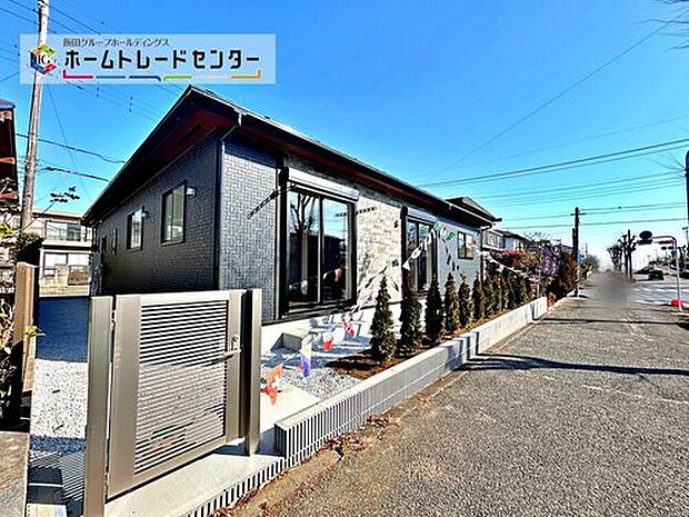 【前面道路含む現地写真】一戸建ての大きなメリットは、「自分の土地」を自由に使えること。好きなペットが飼えるほか、ガーデニングやＤＩＹ、車やバイクの手入れなど様々な趣味を楽しめます♪

