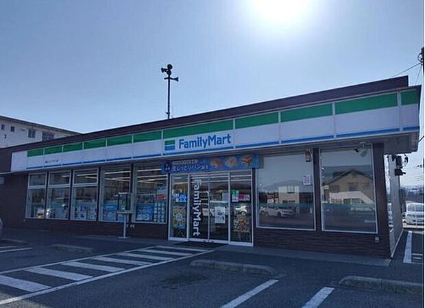 ファミリーマート鳩山ニュータウン店（約270m）