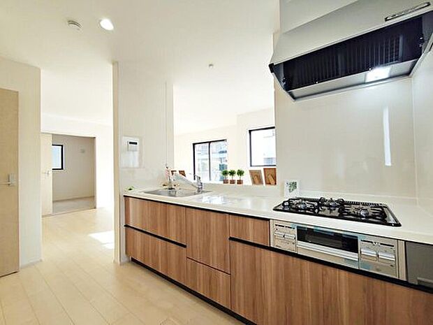 【キッチン】落着きのある木目×白ベースのキッチン。対面キッチンでLDKの様子も見え、団らん時間も増えますね。