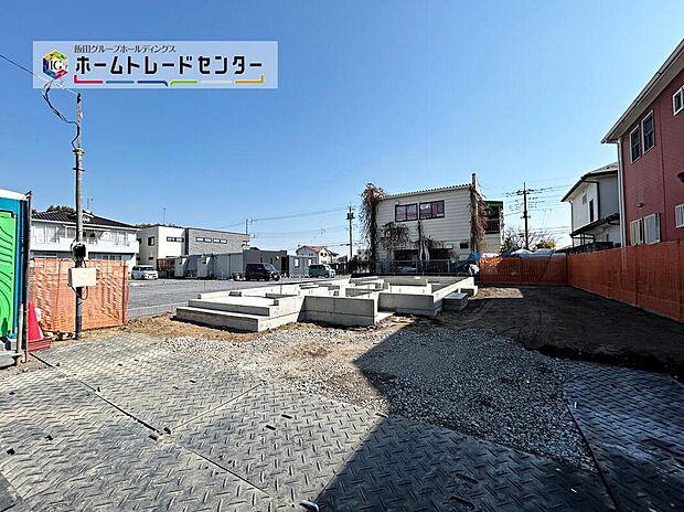 【現地外観写真】駐車スペース並列3台分♪ご夫婦でお車を所有でき、お車でのお出かけも楽しめますね♪