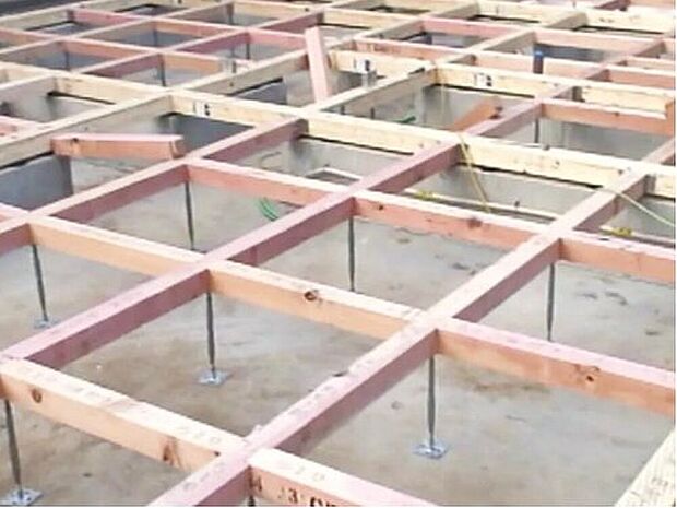 【強く頑丈な床支持材】建物の床を支える「床束」と呼ばれる支持材に、サビやシロアリを寄せ付けない鋼製の床束を採用。　従来品に比べ信頼性が高く、安心の強度で頑丈な構造を支えます。　長期間の使用でも痩せず、腐らず、メンテナンス性にも優れた素材です。