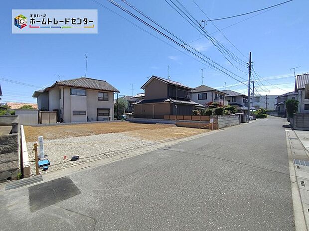【前面道路含む現地写真】現地をご覧いただきながら、住まいの夢をお聞かせください。前道が5mあるので、車庫入れが苦手な方でも安心して入れられます。