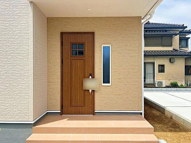 【 玄関】【3号棟】
玄関ポーチには屋根がついているので雨などでも玄関前で濡れずにお出かけ準備が出来ます。