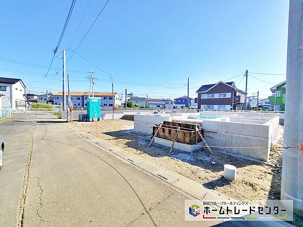 【前面道路含む現地写真】これから徐々に家の骨組みが出来上がっていきます。どんな家が建つのか楽しみですね♪当日のご見学予約も承ります。同じものは２つとない「夢のマイホーム」との出会いが待っているかもしれません。