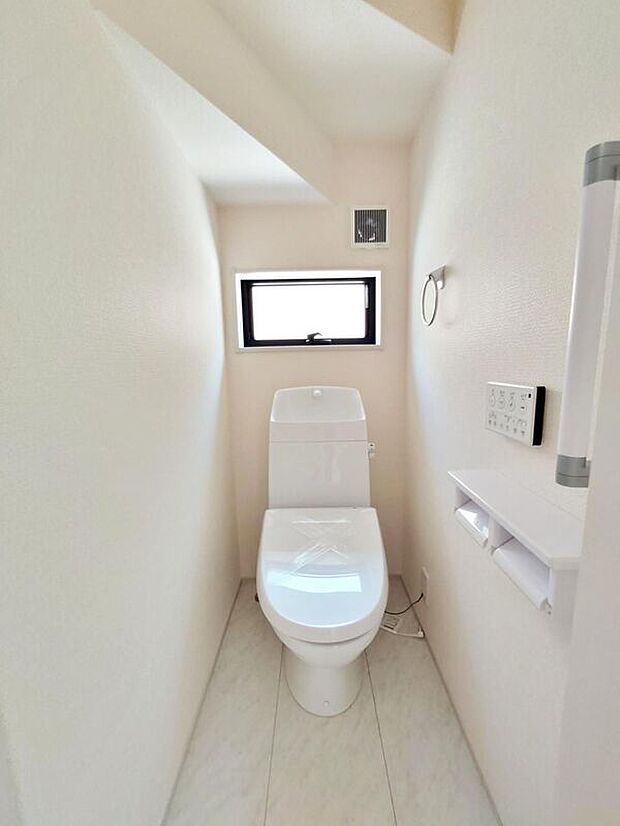 【トイレ】窓付きのトイレスペース。陽射し差し込む明るい空間となっております。また、換気環境も良好です。