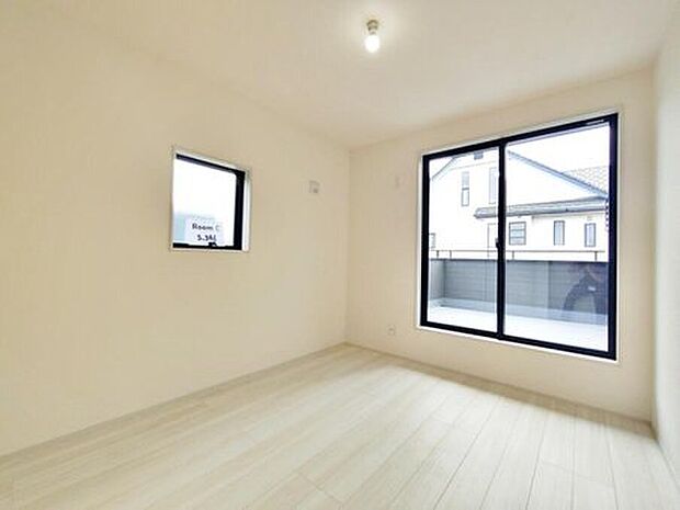 【洋室】2面採光の洋室です。窓からの眺望もよくなり視界が広いので、部屋にいても飽きません、そしてもちろん大切なのは明るさと風通し、明るい日差しと心地よい風で自分のお部屋でくつろげる贅沢をご提供します。