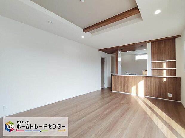 【リビング】広くて明るいLDK♪心地の良い光が全体を包みます! また、くつろげるリビングが広く確保されているため、ご家族皆様の笑顔が溢れます。
