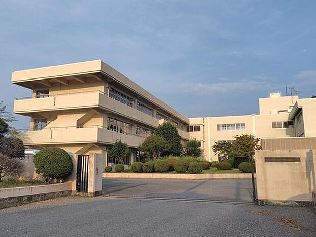 上里町立上里北中学校(約900m)