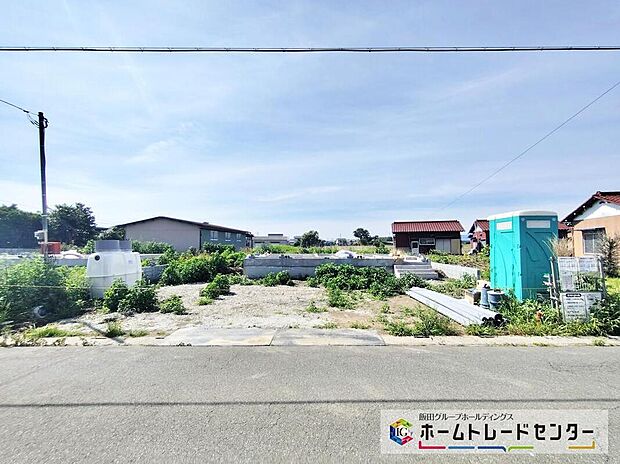 【現地写真】【2026年6月撮影】ファミリーカーの需要が多い中、駐車場もしっかり確保いたしました。マンションとは違う敷地内駐車。ご主人様のお車のお手入れにも気合が入りますね。