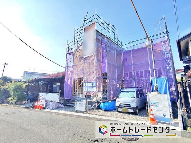 【前面道路含む現地写真】隣家との距離も、前面道路の幅員も充分にございますので、プライベートにも配慮されたお住まいとなっております。ゆとりの広さは魅力的です。是非この機会にご見学ください♪