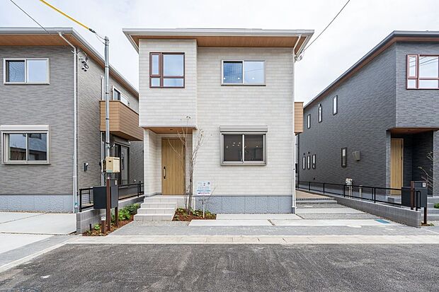 ■2号地外観2号地は、白い外壁と木目のアクセントが優しい色使いの外観デザインです。駐車は最大2台可能です。（車種による）