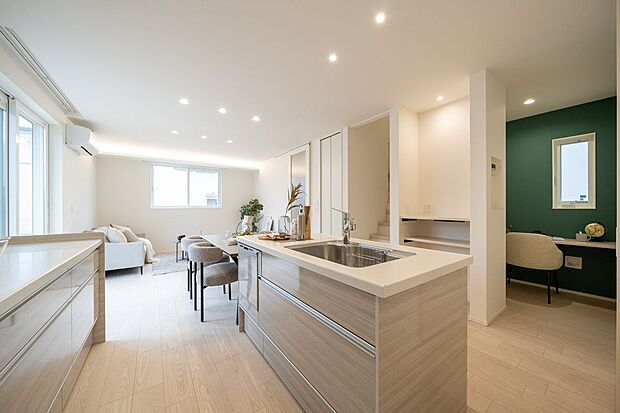 【キッチン】■5号地キッチンキッチンはご家族やご友人と並んで調理をしやすいセパレートタイプです。背面には調理家電を並べたり、食器やカトラリーを収納できたりして便利です。