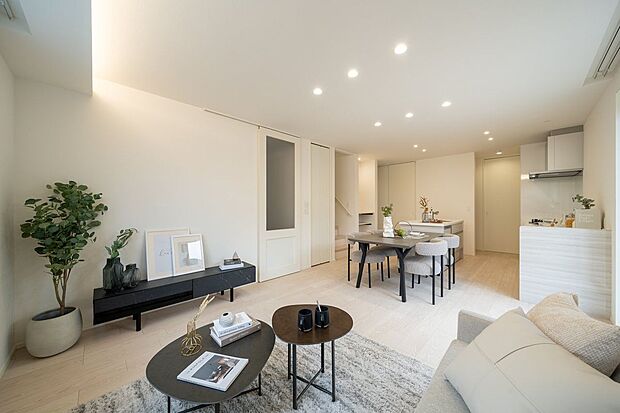 【リビング】■5号地リビング5号地のLDKは、様々な家具と合わせやすい白をベースとした内装デザインです。主張しすぎないシンプルな内装なので、お好みのインテリアとの組み合わせを楽しめます。