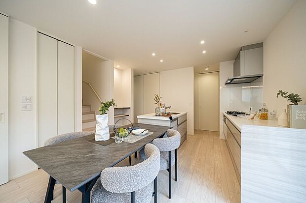 【リビング】■5号地リビングキッチン、洗面所、洗濯基地、リビングと回遊できる動線なので、無駄な動きが少なく、家事を効率的にすることができます。