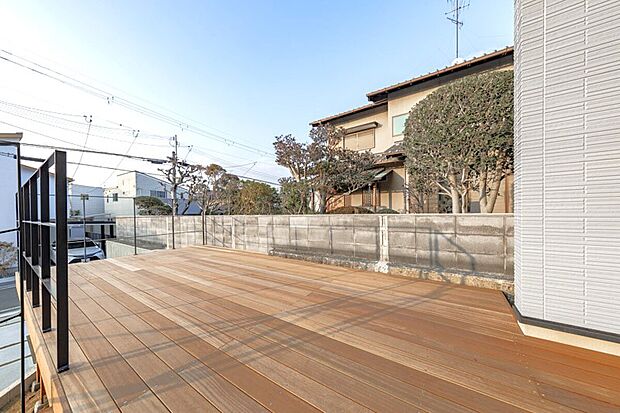 室内と屋外をつなぐウッドデッキは、開放感あふれるくつろぎ空間。洗濯やティータイム、家族の団らんなど多彩に使え、暮らしの幅を広げます！