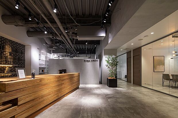 立ち寄りやすい駅直結型店舗です。
北大阪急行線「千里中央」駅と、大阪モノレール線「千里中央」駅を結ぶ歩道橋に面しており、
歩道橋からは直結で店舗にご来店いただけます。