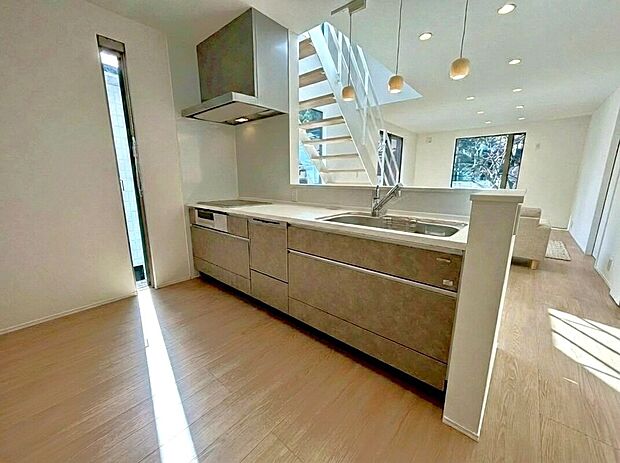 【キッチン(1号地)】 デザイン性と機能性を兼ね備えた美しい対面キッチン。食洗機完備で家事もラクラク。リビングと一体になった空間は、家族との繋がりを深めます。