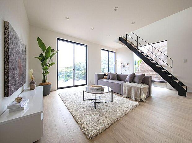 【リビング+階段】高台の明るさを取り込む大きな窓が魅力。階段の抜け感がリビングをさらに広く見せ、上質な雰囲気を演出します。