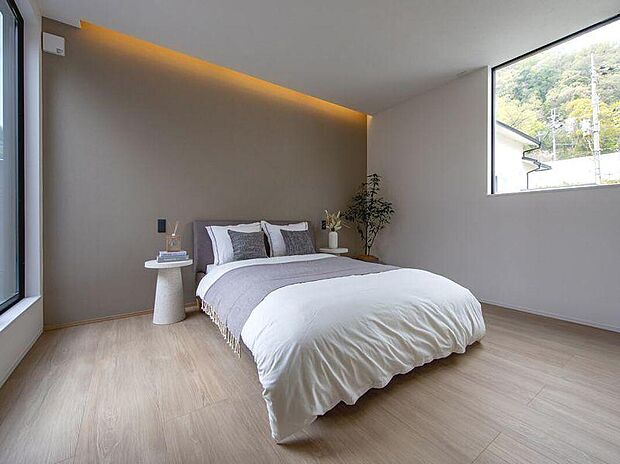 【メインベッドルーム】穏やかな光と外の緑景が優しく調和する主寝室。シンプルな内装に自然の気配が加わり、心地よい眠りを誘う落ち着いた一室です。