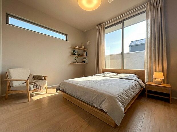 【リビング以外の居室】【1号地】
陽当りが良い南向きバルコニーが併設された居室。クローゼット付きで衣類や小物もすっきり収納いただけます♪※掲載の家具・小物は生成イメージで、実際の設置状況と異なります。