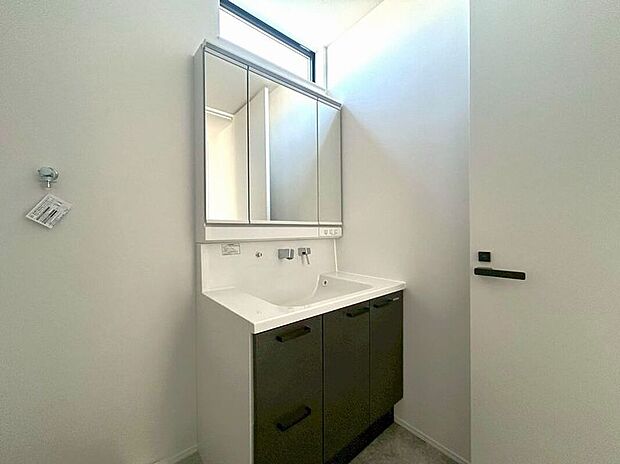 【洗面】【2号地】ゆとりの洗面スペースで朝の身支度もスムーズに三面鏡裏にはご家族それぞれの洗面用品がすっきり片付く収納スペース付きです。