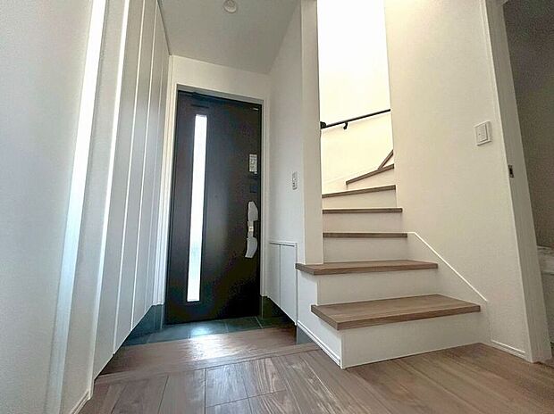 【玄関】【2号地】散らかりやすい玄関周りは収納スペースを確保することですっきりと。 いつも気持ち良くご家族を迎えられる玄関。