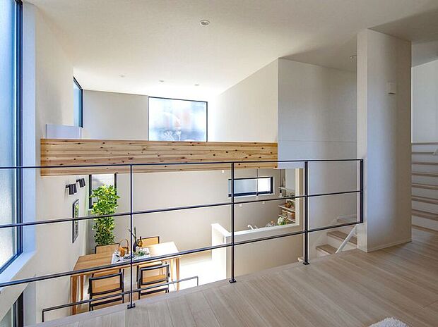 【リビング】陽光あふれる開放的な吹き抜け空間。家族の温かい笑顔が自然と集まる、上下階が繋がるダイナミックな住まい。毎日が心地よく、広がりを感じる暮らしを実現。