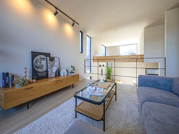 【リビング】吹き抜けが叶える開放感あふれるリビングは、陽光が降り注ぐ明るい空間。家族の笑顔が自然と集まる、心豊かな暮らしがここに。洗練されたデザインが日常を上質に彩る住まいです。