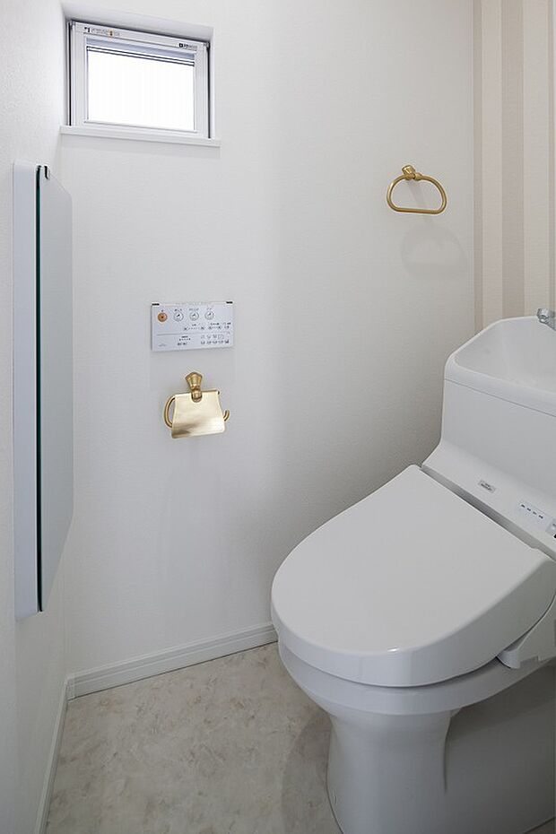 【内観建物プラン例】【同仕様写真】各階それぞれにトイレを設けておりますので、夜中や朝などの忙しい時間帯にも使い勝手が良く、便利です。