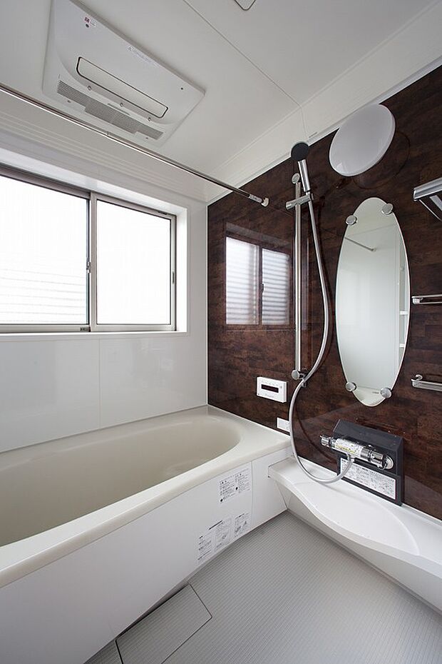 【2号地同仕様内観】ミストサウナで心身ともにリラックス
清潔感あふれる浴室は日々の疲れた体を癒してくれます。