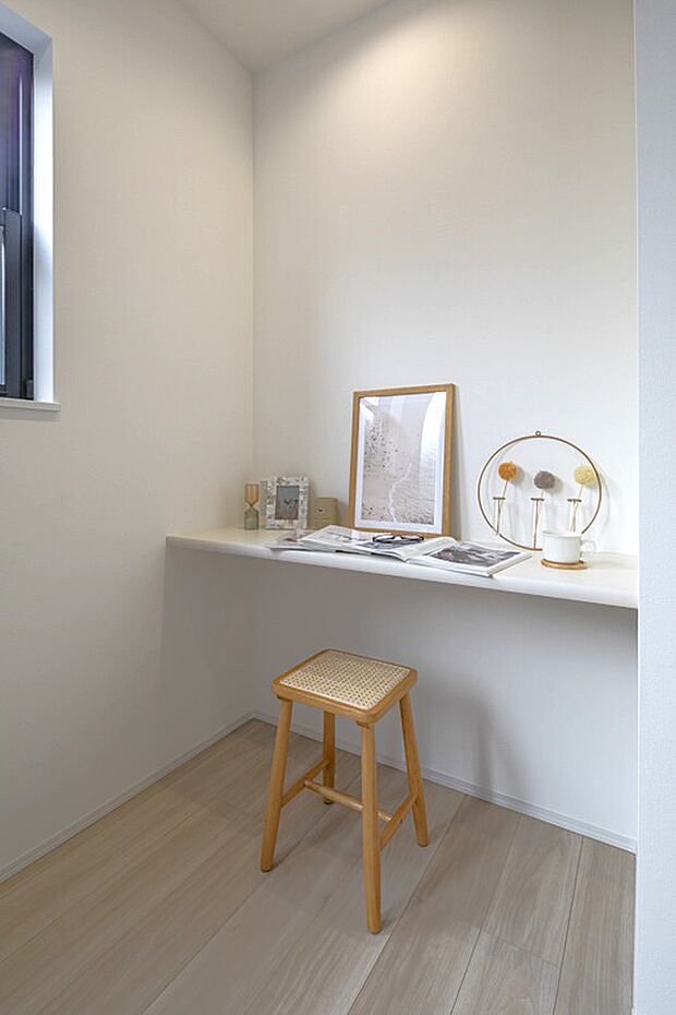 【1号地内観】スタイリッシュな造作カウンター付き！お仕事や読書に集中できる、便利なプライベート空間。明るい窓辺でカフェのような時間を過ごせます。快適な毎日がここにあります。