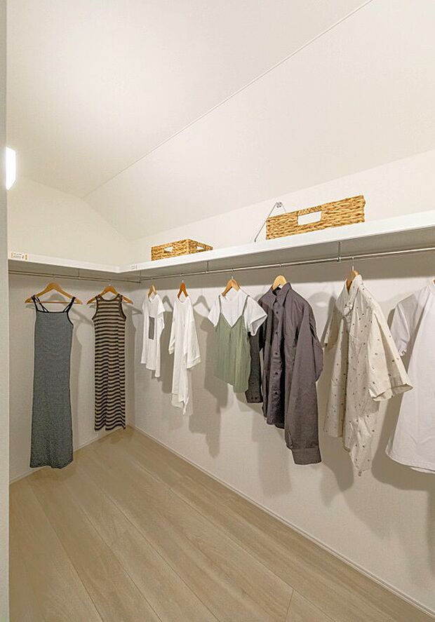 【収納】衣類以外に趣味のコレクションやアウトドア用品、お子様のおもちゃもスッキリ片付く大容量収納！ハンガーパイプと棚で使い方も自由自在。あなたのアイデアで空間を有効活用してください。