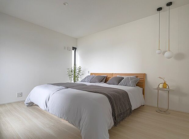 【1号地内観】真っ白な壁と明るい木目調フロアが美しい、自由度の高い空間。お洒落なペンダントライトが彩るこの場所で、あなただけの理想の暮らしをぜひ創造しませんか。